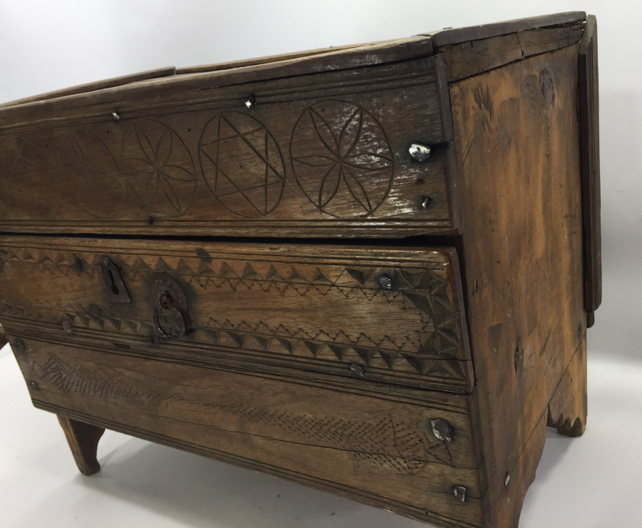 OSMANLI DÖNEMİ ÜZERİ SELVİLİ VE MÜHRÜ SÜLEYMANLI AHŞAP YARDIM SANDIĞI