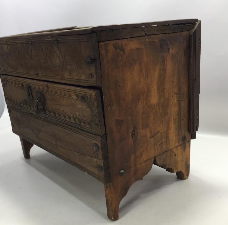 OSMANLI DÖNEMİ ÜZERİ SELVİLİ VE MÜHRÜ SÜLEYMANLI AHŞAP YARDIM SANDIĞI