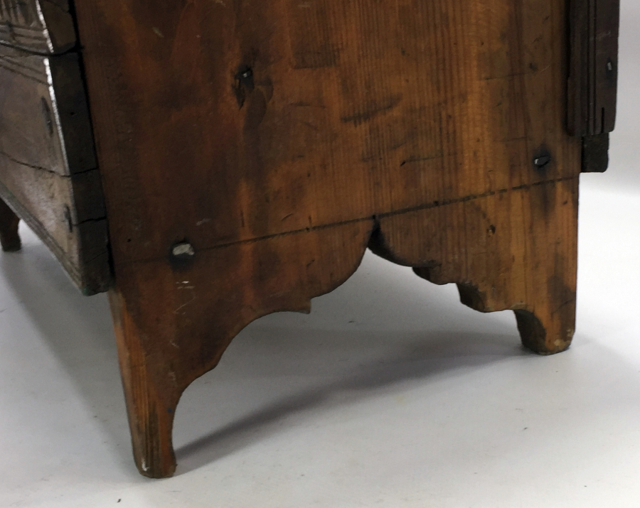 OSMANLI DÖNEMİ ÜZERİ SELVİLİ VE MÜHRÜ SÜLEYMANLI AHŞAP YARDIM SANDIĞI