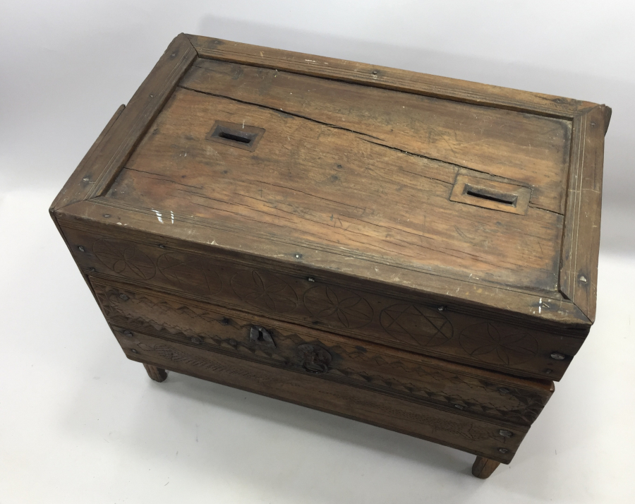 OSMANLI DÖNEMİ ÜZERİ SELVİLİ VE MÜHRÜ SÜLEYMANLI AHŞAP YARDIM SANDIĞI