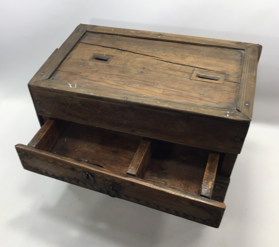 OSMANLI DÖNEMİ ÜZERİ SELVİLİ VE MÜHRÜ SÜLEYMANLI AHŞAP YARDIM SANDIĞI