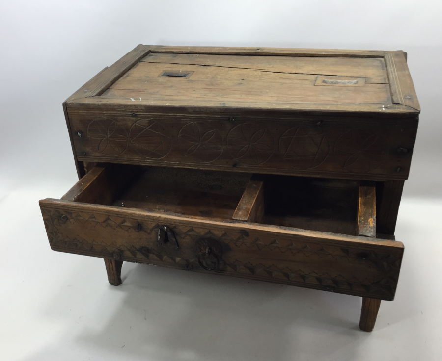 OSMANLI DÖNEMİ ÜZERİ SELVİLİ VE MÜHRÜ SÜLEYMANLI AHŞAP YARDIM SANDIĞI