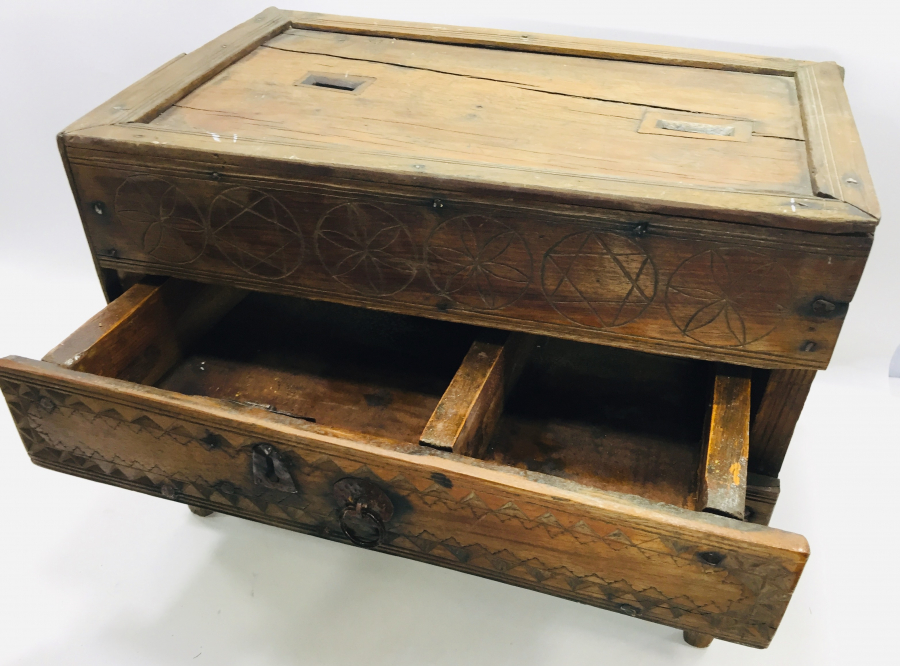 OSMANLI DÖNEMİ ÜZERİ SELVİLİ VE MÜHRÜ SÜLEYMANLI AHŞAP YARDIM SANDIĞI