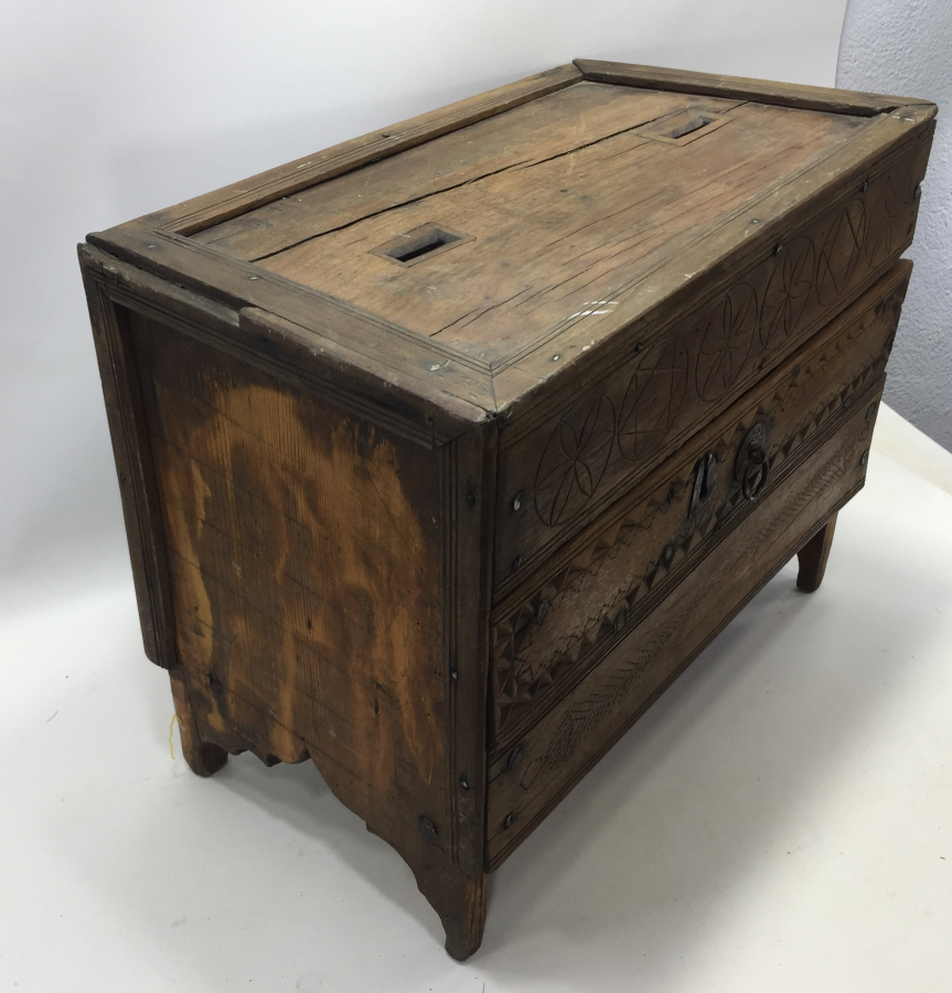 OSMANLI DÖNEMİ ÜZERİ SELVİLİ VE MÜHRÜ SÜLEYMANLI AHŞAP YARDIM SANDIĞI