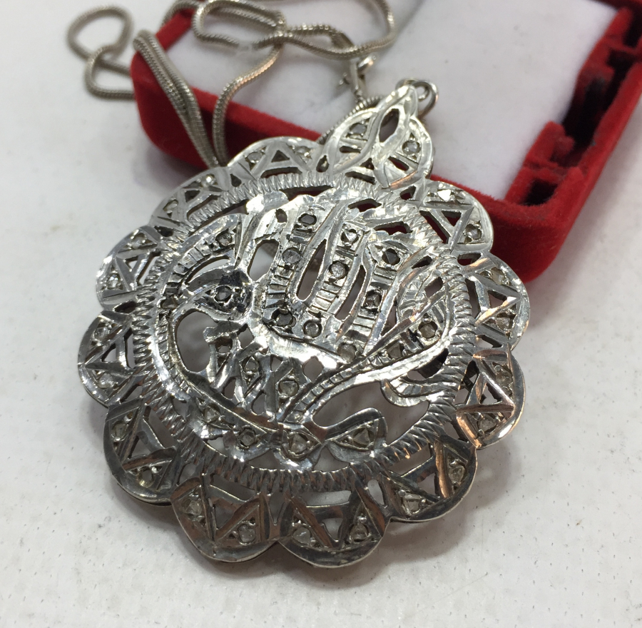 OSMANLI DÖNEMİ ÜZERİNDE ELMAS TAŞLAR BULUNAN MAŞLLAH YAZILI ARMUDİ KOLYE