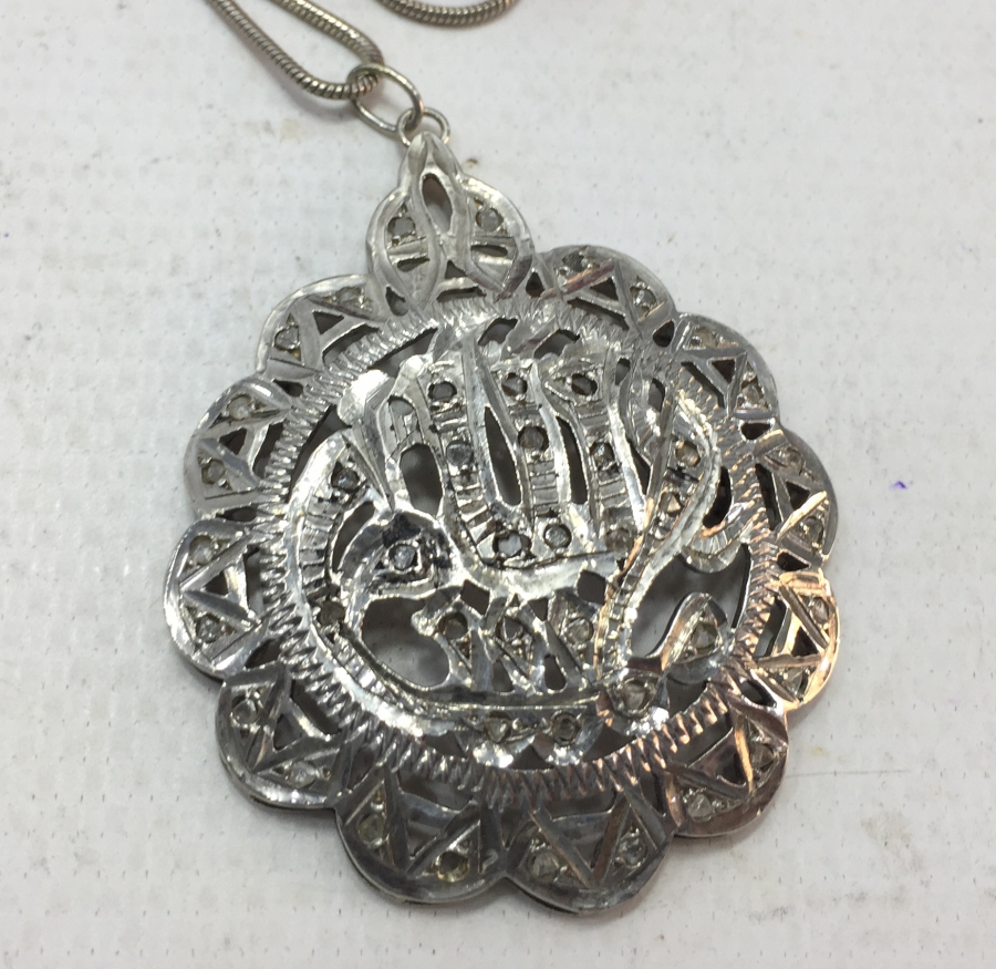 OSMANLI DÖNEMİ ÜZERİNDE ELMAS TAŞLAR BULUNAN MAŞLLAH YAZILI ARMUDİ KOLYE