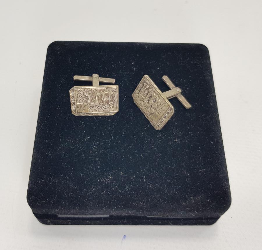 U.A. İNİSİYALLİ BİR ÇİFT GÜMÜŞ KOL DÜĞMESİ 