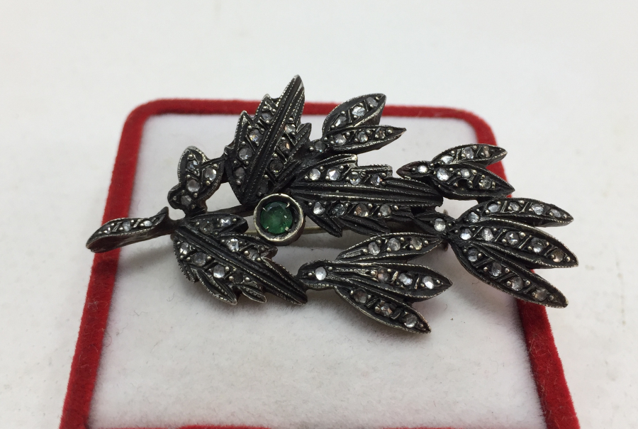 ÜZERİ ZÜMRÜT VE ELMAS TAŞLARLA SÜSLÜ ÖZEL YAPIM BROŞ