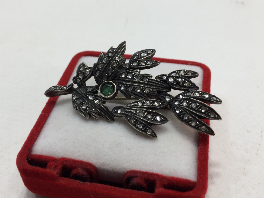 ÜZERİ ZÜMRÜT VE ELMAS TAŞLARLA SÜSLÜ ÖZEL YAPIM BROŞ