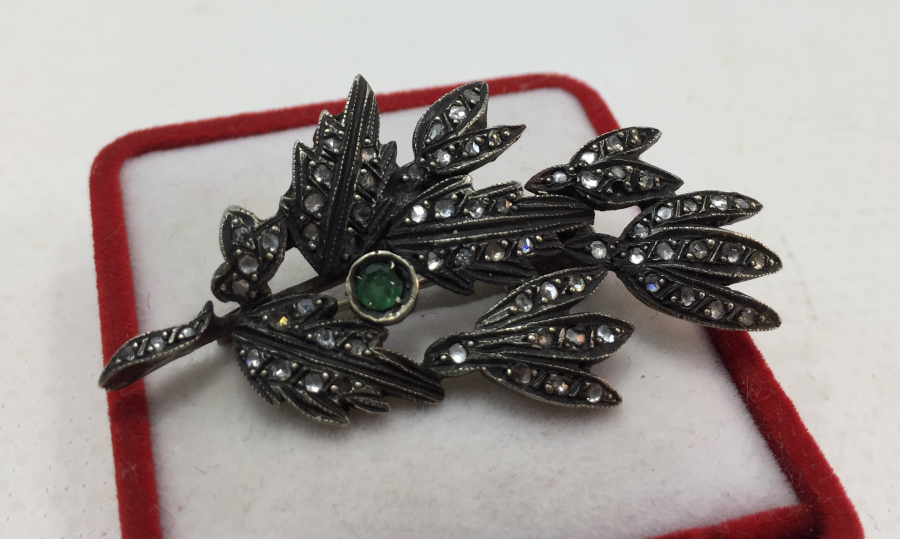 ÜZERİ ZÜMRÜT VE ELMAS TAŞLARLA SÜSLÜ ÖZEL YAPIM BROŞ