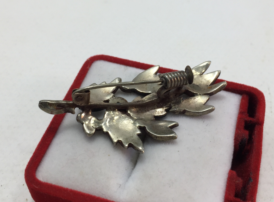 ÜZERİ ZÜMRÜT VE ELMAS TAŞLARLA SÜSLÜ ÖZEL YAPIM BROŞ