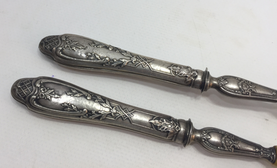 1900 BAŞLARI GÜMÜŞ SAPLI VE BOYNUZDAN MAMUL SERVİŞ ÇATAL KAŞIĞI