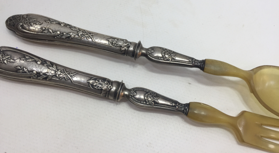 1900 BAŞLARI GÜMÜŞ SAPLI VE BOYNUZDAN MAMUL SERVİŞ ÇATAL KAŞIĞI