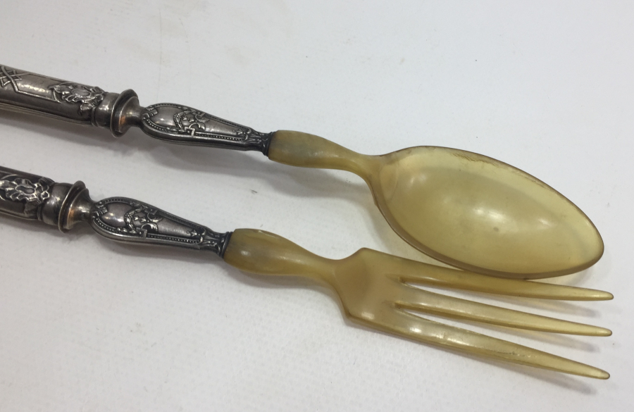 1900 BAŞLARI GÜMÜŞ SAPLI VE BOYNUZDAN MAMUL SERVİŞ ÇATAL KAŞIĞI