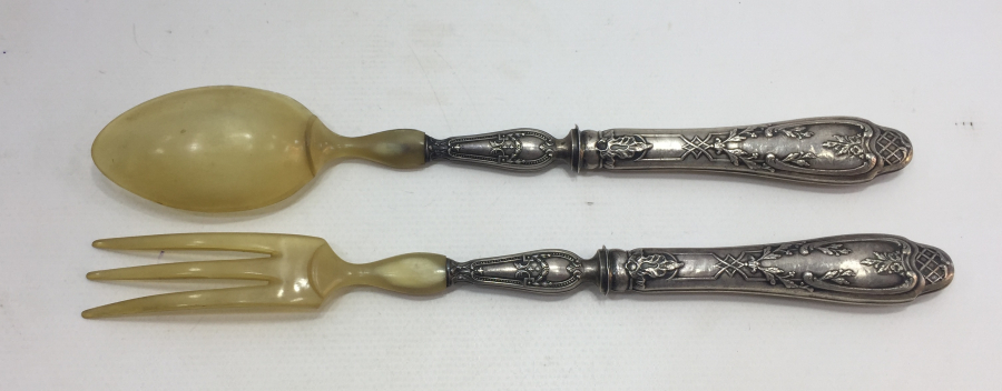 1900 BAŞLARI GÜMÜŞ SAPLI VE BOYNUZDAN MAMUL SERVİŞ ÇATAL KAŞIĞI