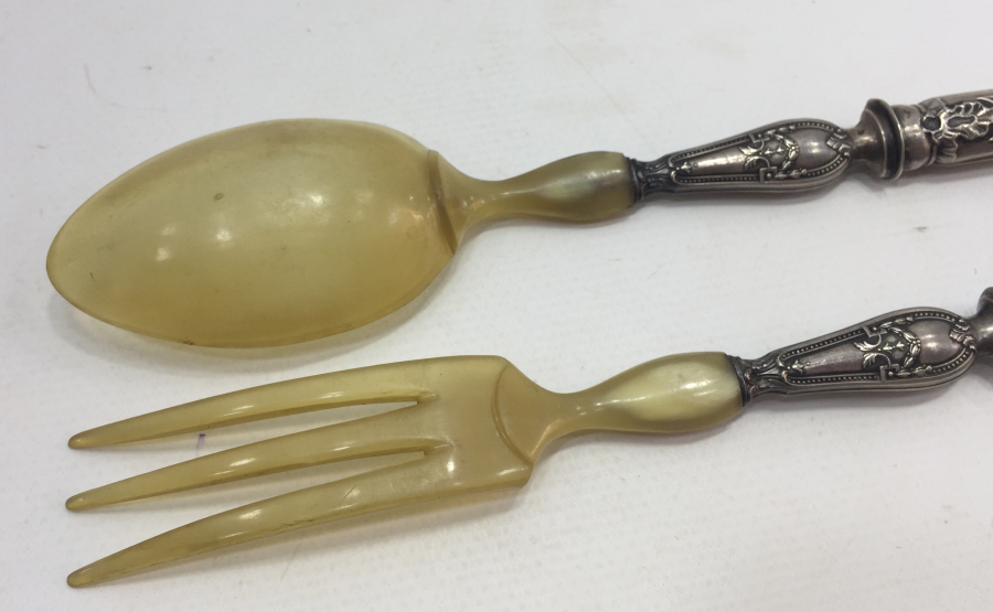 1900 BAŞLARI GÜMÜŞ SAPLI VE BOYNUZDAN MAMUL SERVİŞ ÇATAL KAŞIĞI