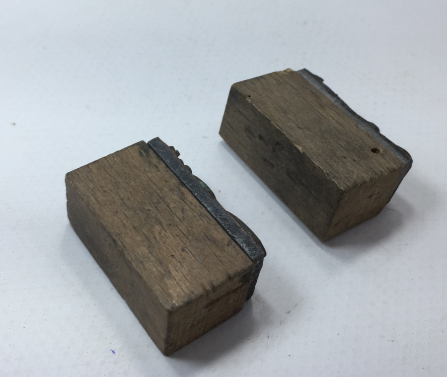 ÜZERİNDE OSMANLICA NİSAN VE AĞUSTOS YAZILI 2 ADET EL KAZIMA MÜHÜR