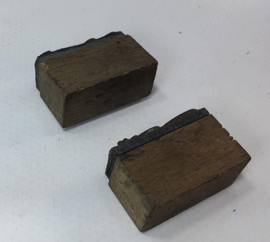 ÜZERİNDE OSMANLICA NİSAN VE AĞUSTOS YAZILI 2 ADET EL KAZIMA MÜHÜR