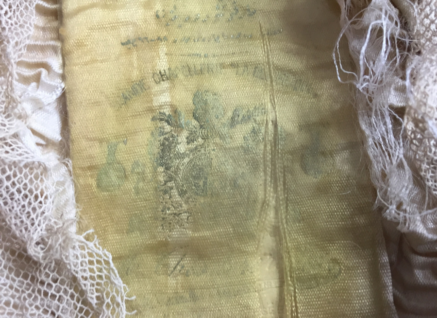 İÇİNDE OSMANLICA ETİKETİ BULUNAN ŞAPKA DEVRİMİ DÖNEMİ ŞAPKA