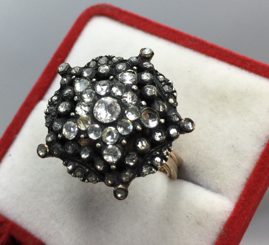 ÜZERİ ELMAS TAŞLARLA SÜSLÜ YILDIZ FORMUNDA KALEM İŞÇİLİKLİ ANTİKA YÜZÜK