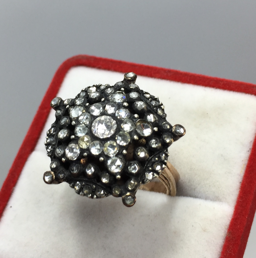 ÜZERİ ELMAS TAŞLARLA SÜSLÜ YILDIZ FORMUNDA KALEM İŞÇİLİKLİ ANTİKA YÜZÜK