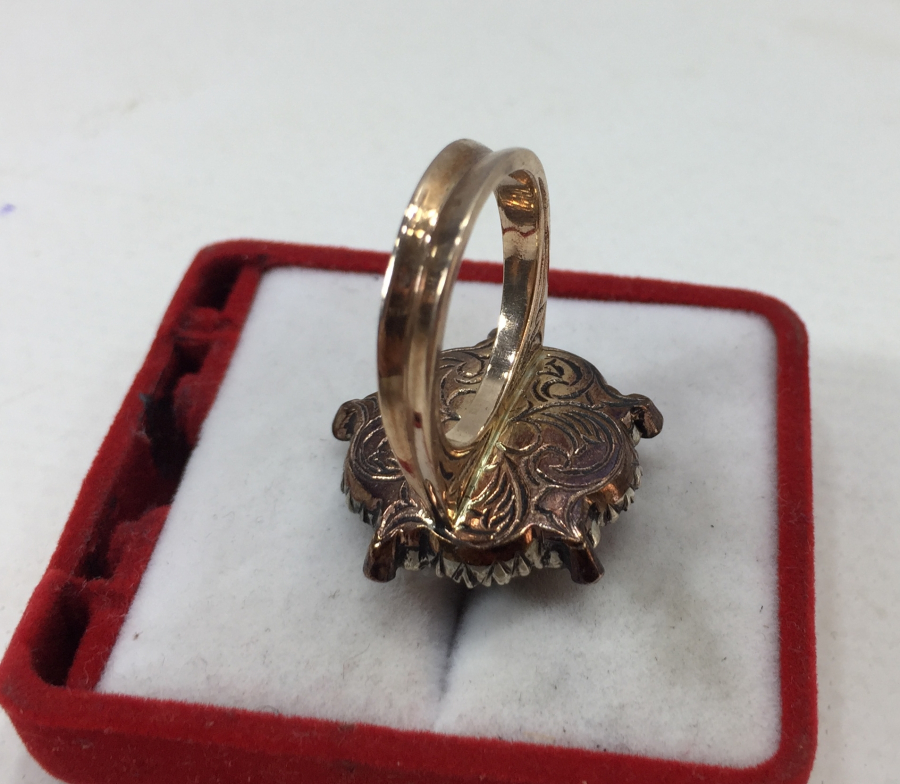 ÜZERİ ELMAS TAŞLARLA SÜSLÜ YILDIZ FORMUNDA KALEM İŞÇİLİKLİ ANTİKA YÜZÜK