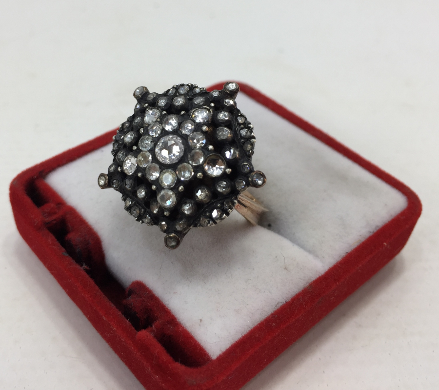 ÜZERİ ELMAS TAŞLARLA SÜSLÜ YILDIZ FORMUNDA KALEM İŞÇİLİKLİ ANTİKA YÜZÜK