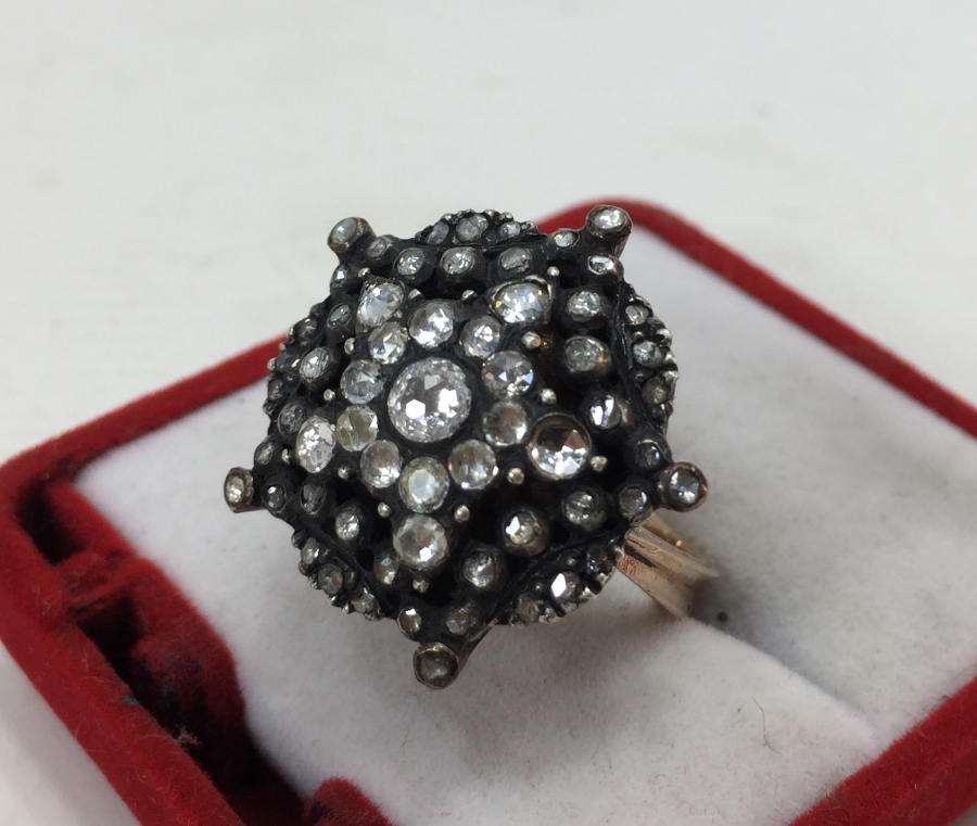 ÜZERİ ELMAS TAŞLARLA SÜSLÜ YILDIZ FORMUNDA KALEM İŞÇİLİKLİ ANTİKA YÜZÜK