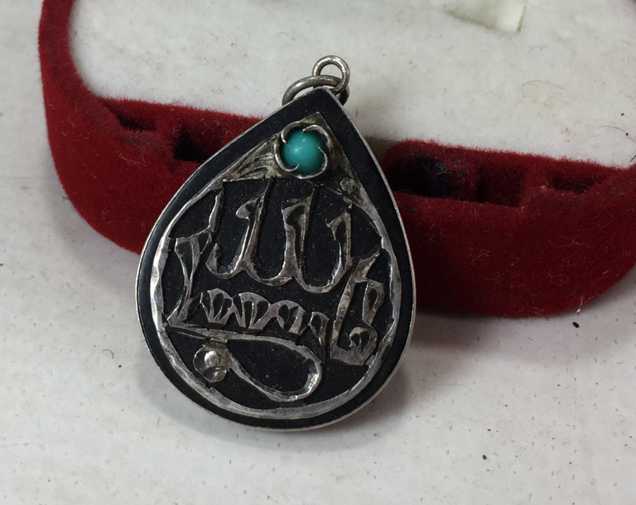 ÜZERİ MAŞALLAH YAZILI GÜMÜŞ VE OLTU TAŞLI ARMUDİ KOLYE 