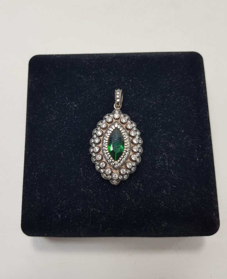 ORTASI YEŞİL TAŞLI GÜMÜŞ KOLYE UCU 