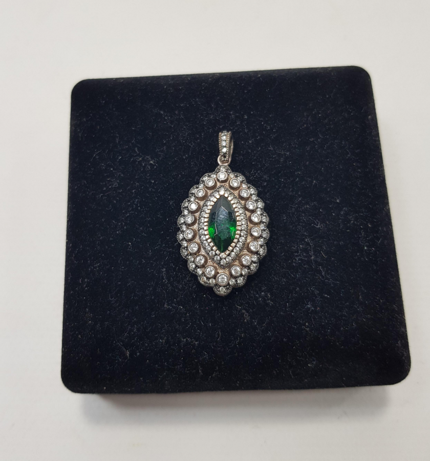 ORTASI YEŞİL TAŞLI GÜMÜŞ KOLYE UCU 