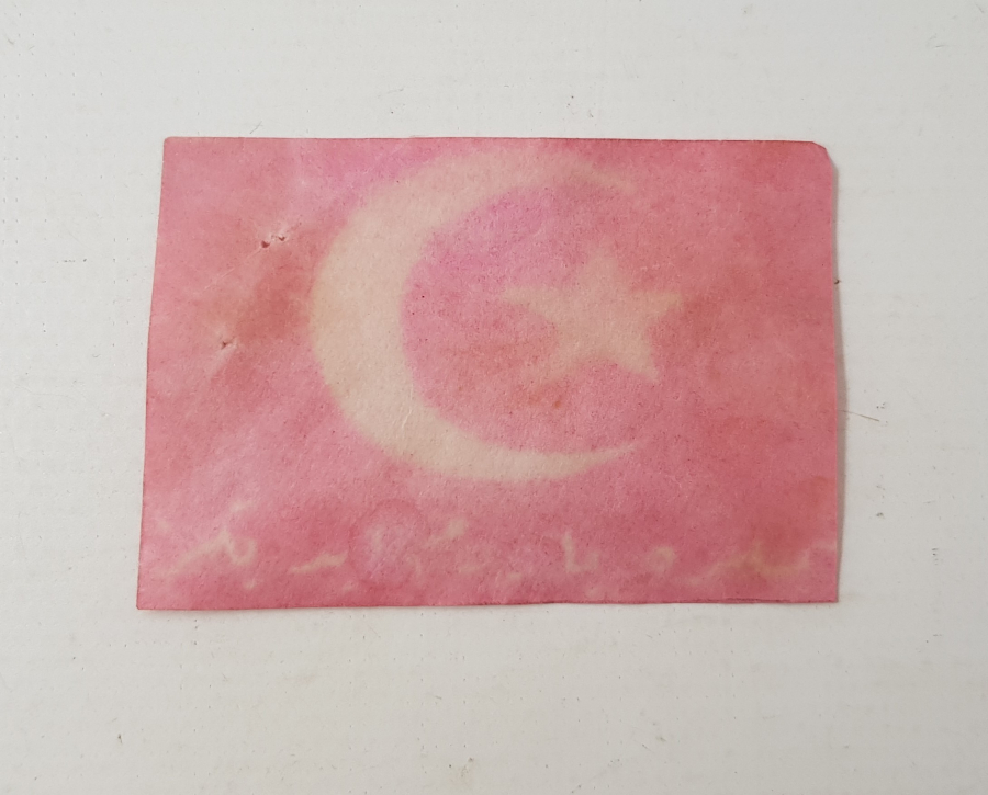 OSMANLICA YETİMLERE YARDIM EDİNİZ YAZILI BAYRAK YAKA KARTI 