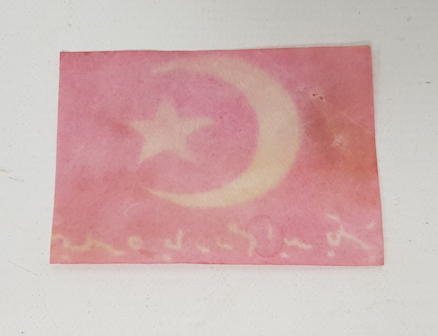 OSMANLICA YETİMLERE YARDIM EDİNİZ YAZILI BAYRAK YAKA KARTI 