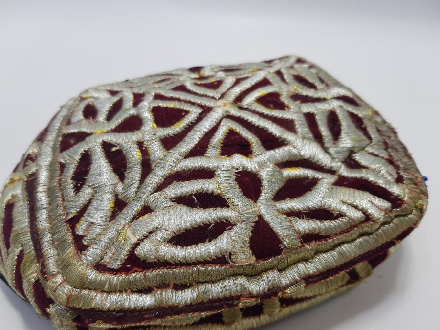 SIRMA İŞÇİLİKLİ KADİFE ŞAPKA