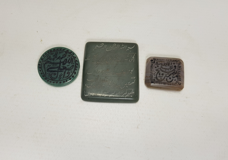 ÜZERİ YAZILI ÜÇ ADET AKİK TAŞ 