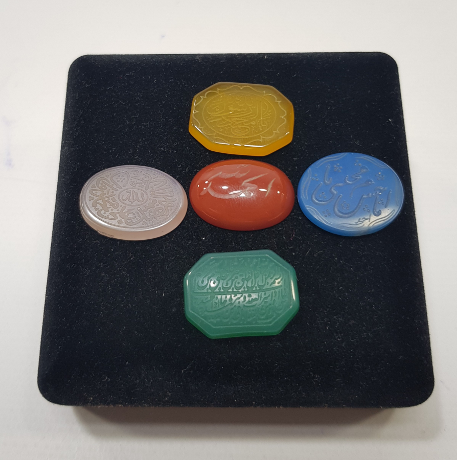 ÜZERLERİ YAZILI 5 ADET AKİK YÜZÜK TAŞI