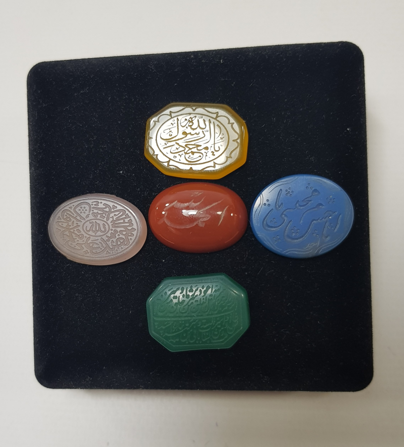 ÜZERLERİ YAZILI 5 ADET AKİK YÜZÜK TAŞI