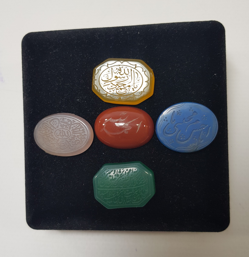 ÜZERLERİ YAZILI 5 ADET AKİK YÜZÜK TAŞI