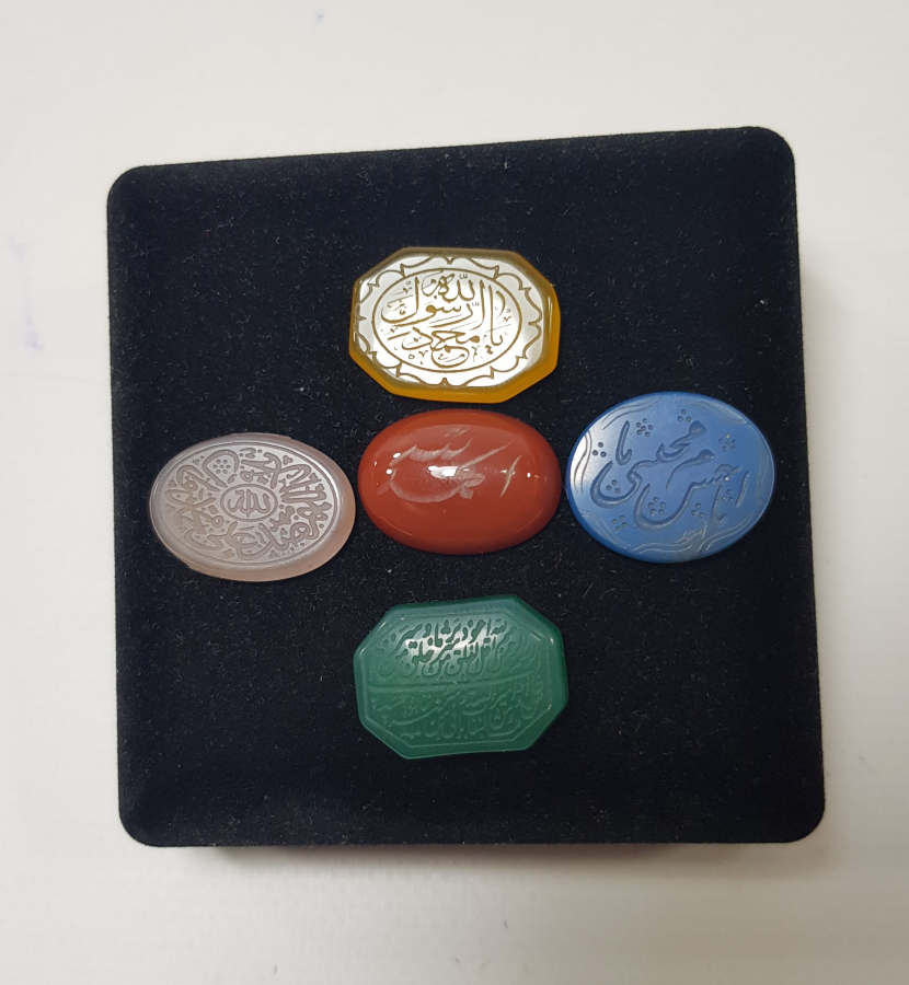 ÜZERLERİ YAZILI 5 ADET AKİK YÜZÜK TAŞI