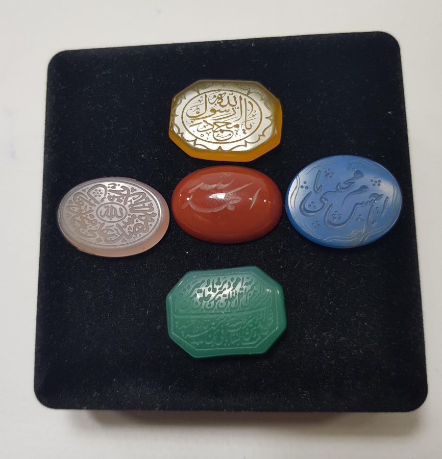 ÜZERLERİ YAZILI 5 ADET AKİK YÜZÜK TAŞI