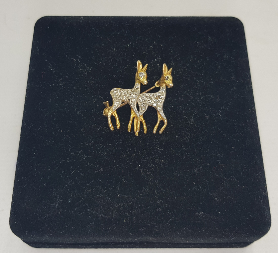 ZİRKON TAŞLARLA SÜSLÜ KARACA MOTİFLİ GÜMÜŞ BROŞ 