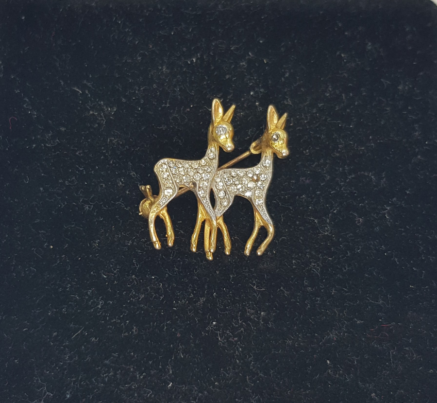 ZİRKON TAŞLARLA SÜSLÜ KARACA MOTİFLİ GÜMÜŞ BROŞ 