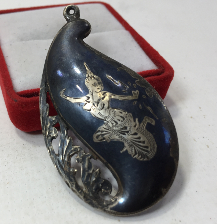 GÜMÜŞ ÜZERİ SAVAT VE KALEM İŞÇİLİKLİ KOLYE BROŞ