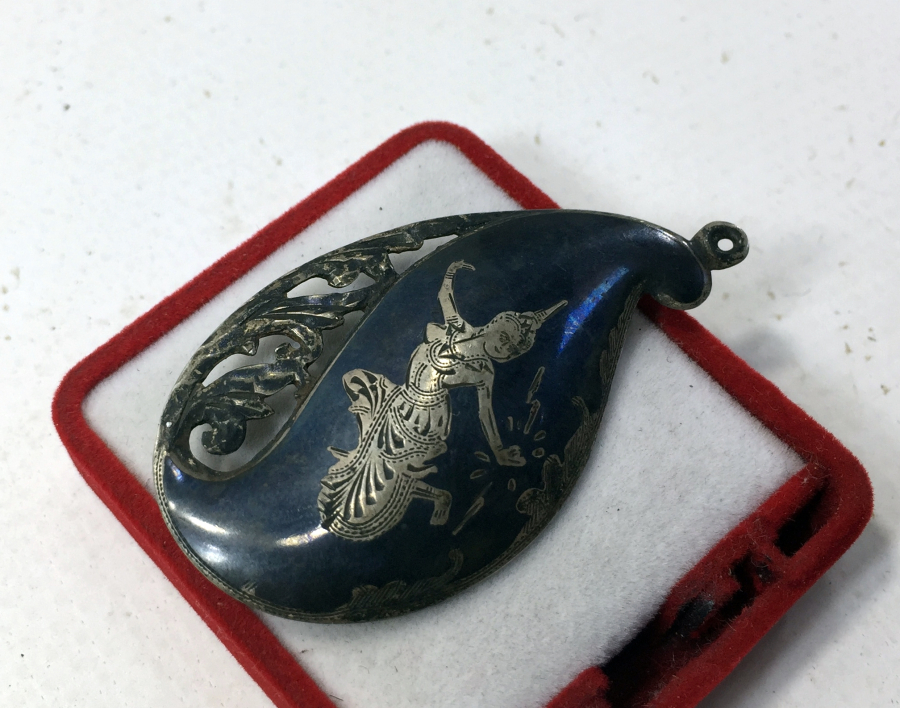 GÜMÜŞ ÜZERİ SAVAT VE KALEM İŞÇİLİKLİ KOLYE BROŞ