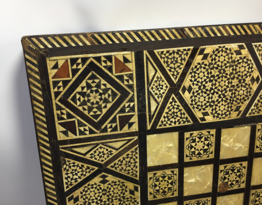 MARKÜTERİ İŞÇİLİKLİ YÜKSEK KONDİSYONDA ANTİKA TAVLA