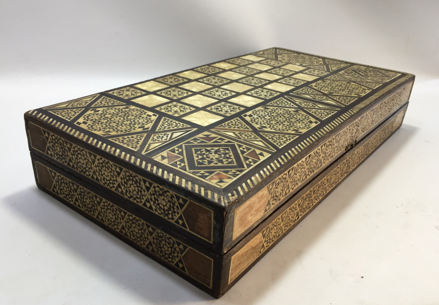 MARKÜTERİ İŞÇİLİKLİ YÜKSEK KONDİSYONDA ANTİKA TAVLA