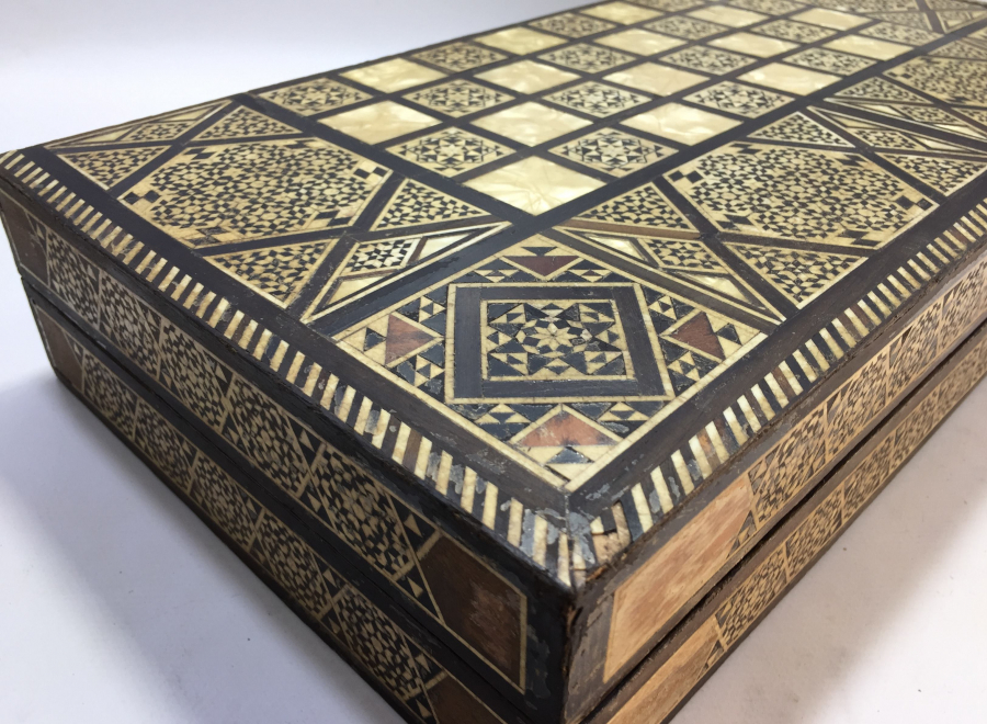 MARKÜTERİ İŞÇİLİKLİ YÜKSEK KONDİSYONDA ANTİKA TAVLA