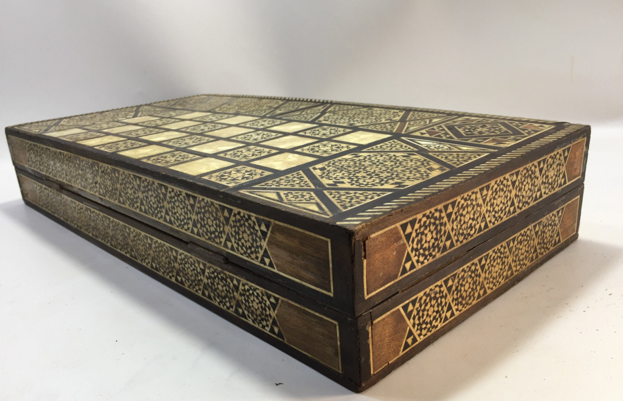 MARKÜTERİ İŞÇİLİKLİ YÜKSEK KONDİSYONDA ANTİKA TAVLA