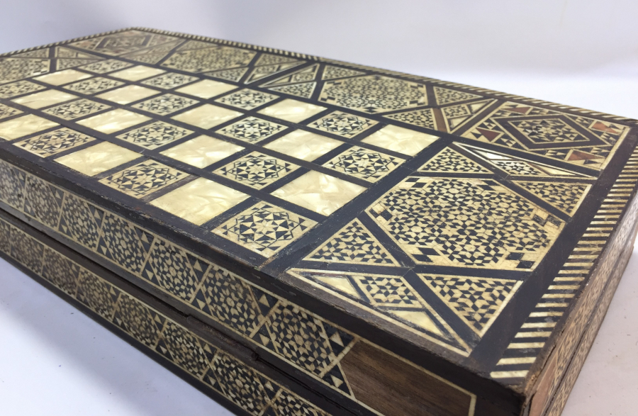 MARKÜTERİ İŞÇİLİKLİ YÜKSEK KONDİSYONDA ANTİKA TAVLA