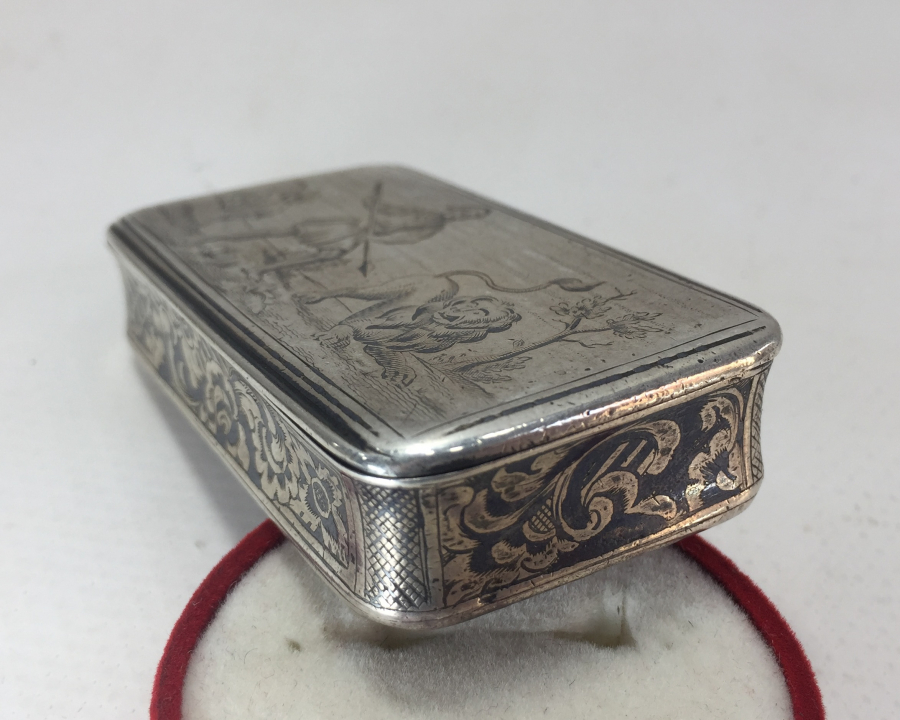 OSMANLI DÖNEMİ RUM İŞİ ASLAN AVI TEMALI TÜTÜN TABAKASI